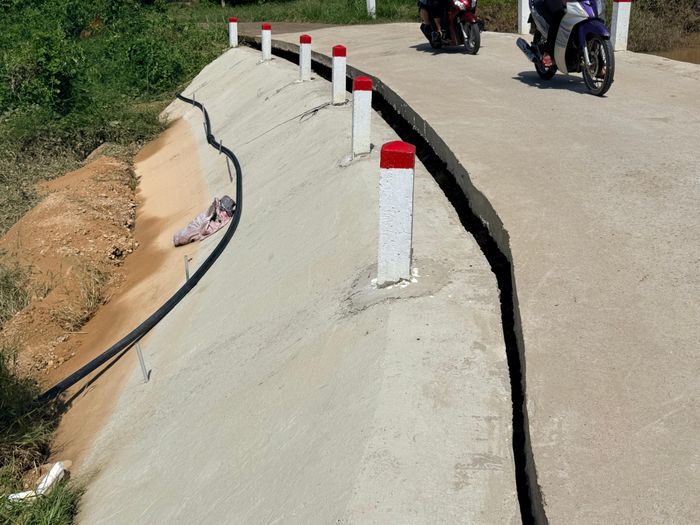 Con đường bê tông vừa được sửa chữa sau đợt lũ trước tiếp tục bị nước lũ xé toạc