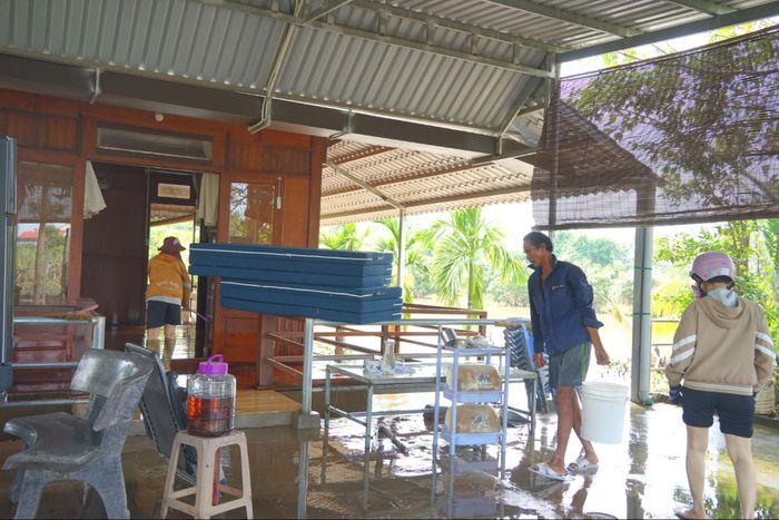 Người dân phường Hàm Thắng dọn dẹp nhà cửa sau khi lũ rút