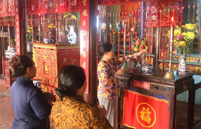 Trong ngày tế lễ, người dân địa phương lại về đình làng tưởng nhớ các vị tiền nhân khai khẩn vùng đất