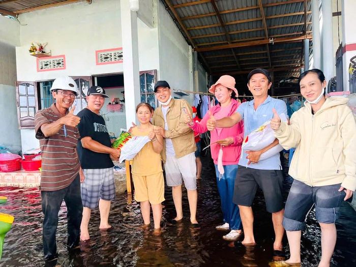 Tặng quà cho các gia đình bị ngập