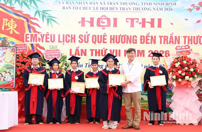 Ban Tổ chức trao giải Nhất cho tập thể tham gia Hội thi.