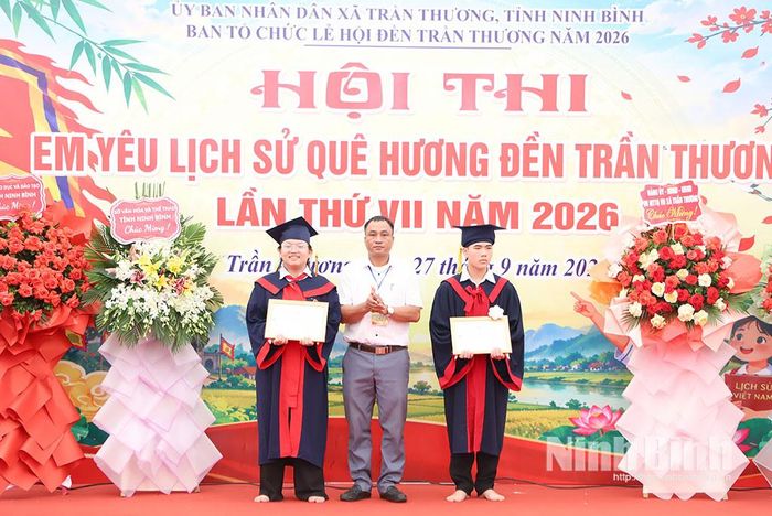 Ban Tổ chức trao giải Nhất cho các thí sinh tham gia Hội thi.