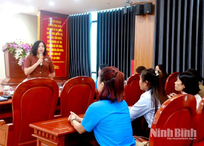 Báo cáo viên Tổng Liên đoàn Lao động Việt Nam truyền đạt các nội dung tại hội nghị.