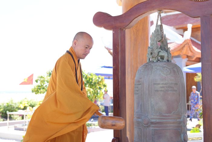 Nghi thức thỉnh chuông tại chùa Thuyền Chài thuộc đảo Thuyền Chài, Đặc khu Trường Sa, tỉnh Khánh Hòa.