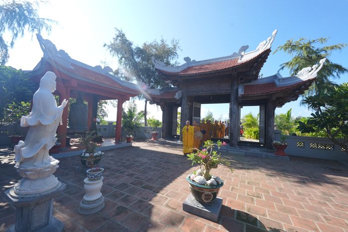Chính điện, cổng tam quan của những ngôi chùa đều hướng về Thủ đô Hà Nội - trái tim của đất nước.