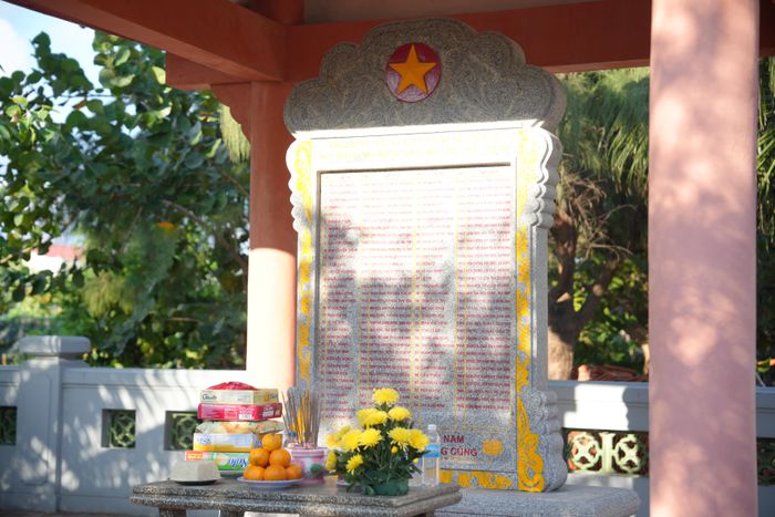 Bia tưởng niệm ghi phương danh 64 chiến sĩ hi sinh trong sự kiện Gạc Ma năm 1988 tại chùa Phan Vinh, trong đó có nhiều người con quê hương Ninh Bình.