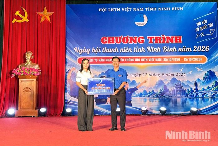 Đại diện lãnh đạo Hội LHTN tỉnh trao tặng biểu trưng 2 bộ máy vi tính cho đại diện xã Gia Hưng.