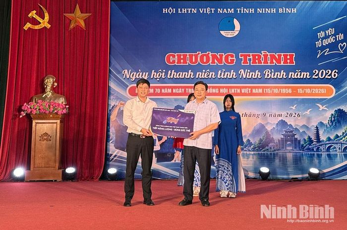 Đồng chí Đỗ Tuấn Hanh, Phó Chủ tịch Hội LHTN Việt Nam trao tặng biểu trưng công trình Không gian thể thao thanh niên trị giá 120 triệu đồng cho đại diện lãnh đạo xã Gia Hưng.