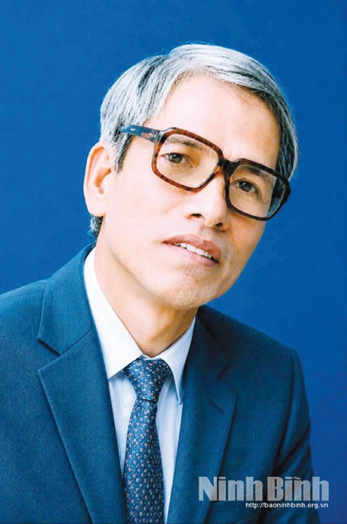 Chân dung nhà thơ Nguyễn Hồng Vinh.