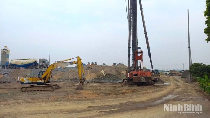 Xây dựng tuyến đường bộ cao tốc Ninh Bình - Hải Phòng, đoạn qua địa bàn xã Khánh Nhạc.