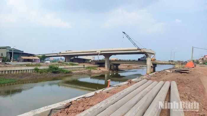 Dự án đầu tư xây dựng cầu vượt sông Nông Giang và đường Nguyễn Tất Thành (Quốc lộ 38 cũ), địa phận phường Đồng Văn và Duy Tân.