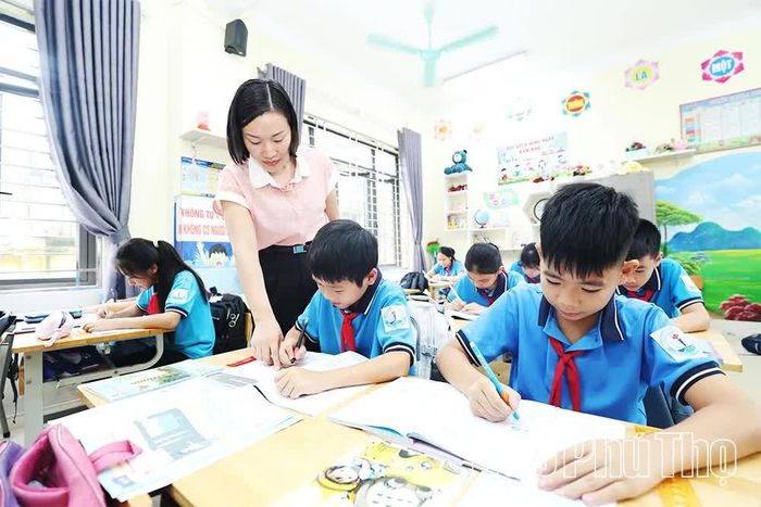Giáo viên tận tình hướng dẫn học sinh, giúp các em tiếp thu kiến thức hiệu quả.