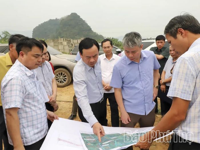 Đồng chí Quách Tất Liêm - Phó Chủ tịch UBND tỉnh kiểm tra công tác sử dụng nguồn vốn đầu tư công trong xây dựng tuyến đường QH13 trên địa bàn xã Cao Phong.