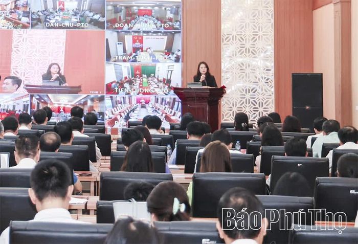 Cán bộ chủ chốt của tỉnh và xã, phường nghe báo cáo viên trao đổi, thông tin làm rõ cách nhận diện nguyên nhân phát sinh và những yếu tố tiềm ẩn nguy cơ tham nhũng, lãng phí, tiêu cực.
