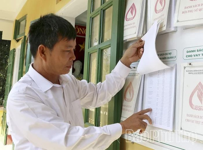 Người dân xã vùng cao Tân Pheo tìm hiểu các chính sách hỗ trợ vay vốn của Ngân hàng CSXH.