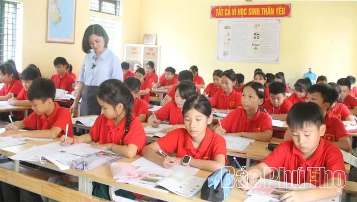 Cô giáo Trường THCS Vĩnh Chân, xã Vĩnh Chân tận tâm, học trò say mê học tập.