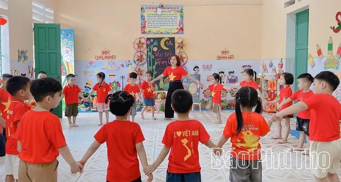 Trong ánh mắt trẻ thơ là niềm vui đến lớp.