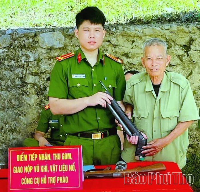 Công an xã Mường Bi tuyên truyền, vận động người dân chủ động giao nộp súng tự chế.
