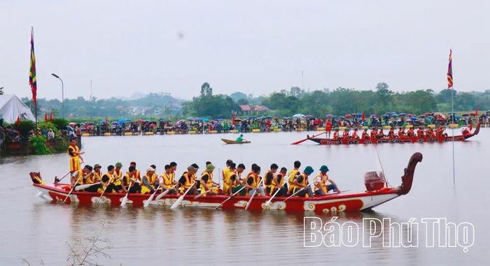 Hội thi bơi chải tại lễ hội đền Tam Công, xã Đào Xá.
