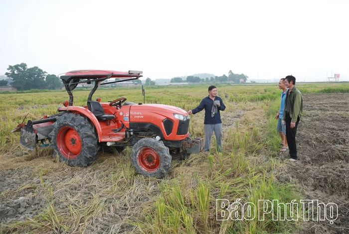 Anh Lưu Văn Chín, hộ cận nghèo ở thôn Đầu Vai, xã Tam Đảo giới thiệu chiếc máy bừa được gia đình đầu tư từ nguồn vốn vay.