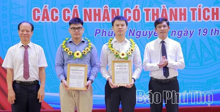 Hội đồng quản lý Quỹ Khuyến học, khuyến tài xã Phùng Nguyên vinh danh 2 tiến sĩ là con em quê hương.