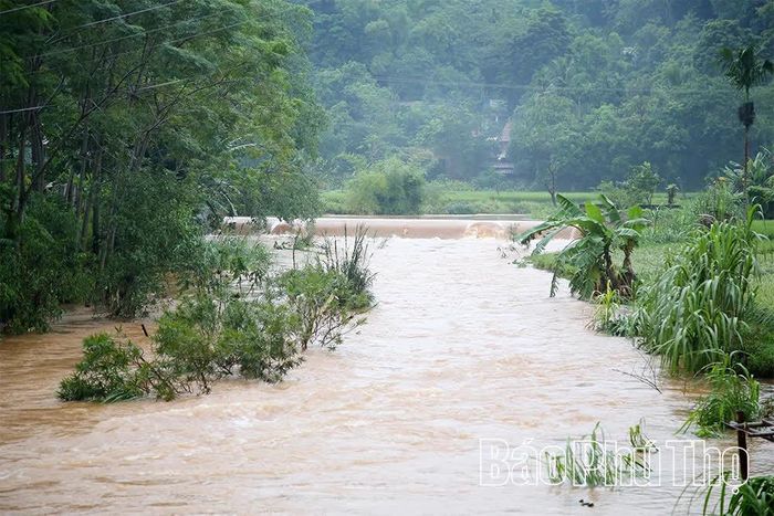 Nước lũ từ thượng nguồn tràn về gây ngập úng cục bộ.