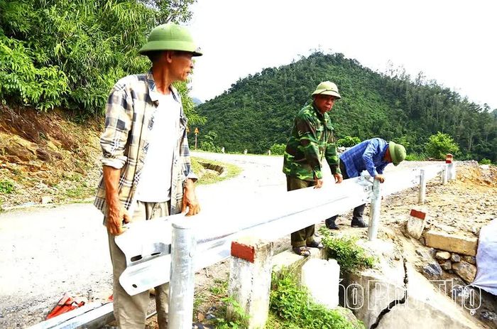 Lực lượng chức năng gia cố các điểm đang có nguy cơ sạt lở cao trên tuyến đường tỉnh 448.