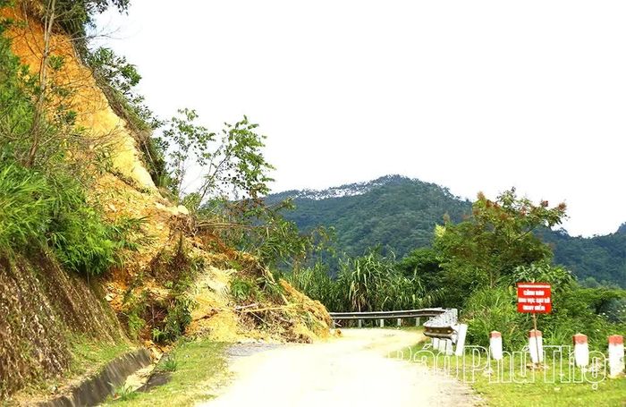 Dù đã có biển cảnh báo, nhưng tình trạng đất đá phía ta luy dương đường tỉnh 448 có nguy cơ tiếp tục sạt lở nếu có mưa lớn.