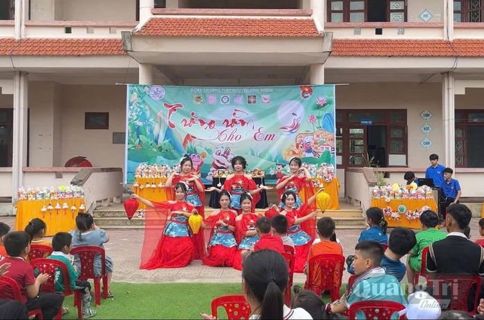 Hàng năm, Đoàn xã Quảng Trạch phối hợp với Đoàn trường của các trường THPT trên địa bàn tổ chức Tết Trung thu đầm ấm, vui tươi cho các em học sinh tại Trường Giáo dục chuyên biệt Quảng Trạch - Ảnh: P.P