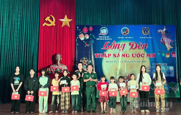 Chương trình “Lồng đèn thắp sáng ước mơ” trao tặng quà cho các em học sinh có hoàn cảnh khó khăn học giỏi tại xã Hướng Phùng - Ảnh: Đ.V