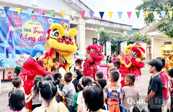 Chương trình “Lồng đèn thắp sáng ước mơ” vừa được tổ chức vui tươi, ý nghĩa tại xã Lao Bảo, tỉnh Quảng Trị - Ảnh: Đ.V