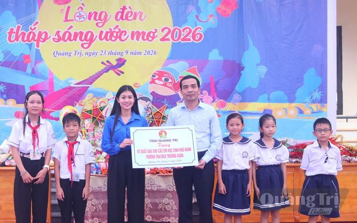 Trao tặng 97 suất quà là dụng cụ học tập cho học sinh Trường tiểu học và THCS Trường Xuân, xã Trường Sơn - Ảnh: M.H