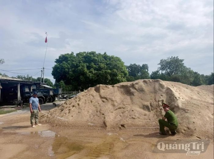 Một điểm tập kết khoáng sản có dấu hiệu vi phạm pháp luật đang được Công an xã Quảng Trạch xử lý theo quy định - Ảnh: C.A