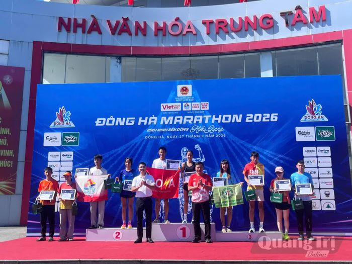 Ban Tổ chức trao giải cho các vận động viên có thành tích xuất sắc - Ảnh: L.O