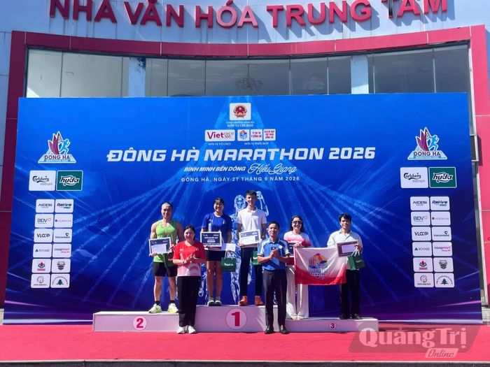 Ban Tổ chức trao giải cho các vận động viên có thành tích xuất sắc - Ảnh: L.O