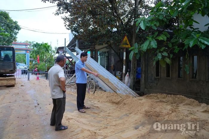 Đại diện lãnh đạo xã Hiếu Giang trực tiếp chỉ đạo, theo dõi việc đổ cát lấp đầy hố sụt tại tuyến đường liên xã An Mỹ-Bản Chùa - Ảnh: N.L