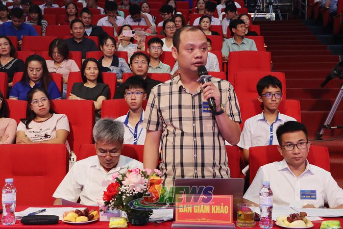 Ban Giám khảo đặt câu hỏi cho tác giả.