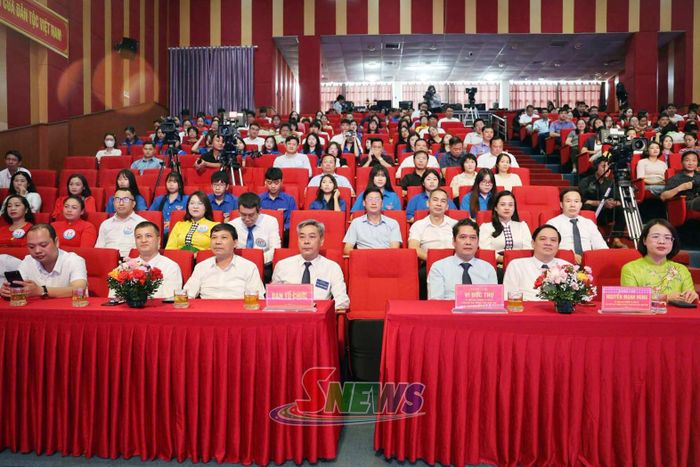 Các đại biểu dự tổng kết và trao giải.