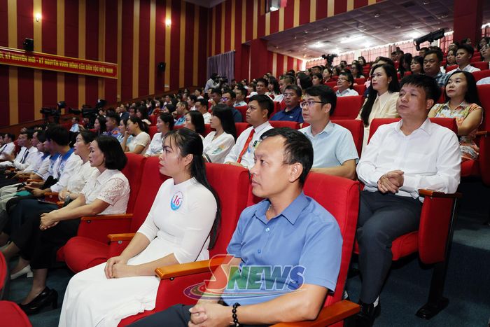 Tác giả và khán giả dự tổng kết và trao giải.