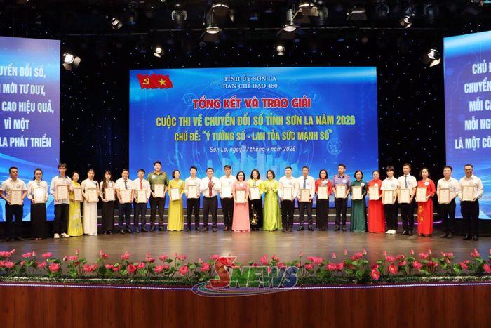 Ban tổ chức cuộc thi trao giấy chứng nhận cho các tác giả, nhóm tác giả xuất sắc lọt vào vòng chung khảo cuộc thi.
