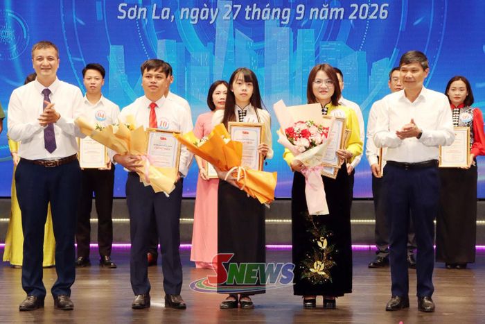 Ban tổ chức cuộc thi trao giải chuyên đề cho các tác giả, nhóm tác giả.