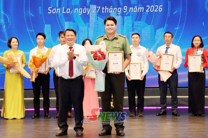 Đồng chí Phó Bí thư Thường trực Tỉnh ủy trao giải nhất cho tác giả Nguyễn Vương Anh, Ban Thanh niên Công an tỉnh Sơn La.