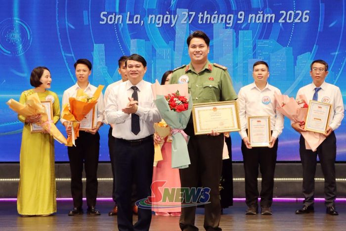 Đồng chí Phó Chủ tịch UBND tỉnh tặng Bằng khen cho tác giả đạt giải nhất.