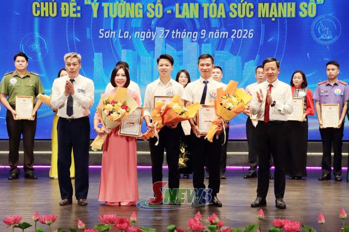 Ban tổ chức cuộc thi trao giải ba cho các tác giả, nhóm tác giả.