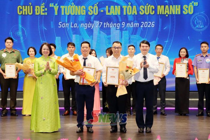 Ban tổ chức cuộc thi trao giải nhì cho các tác giả.