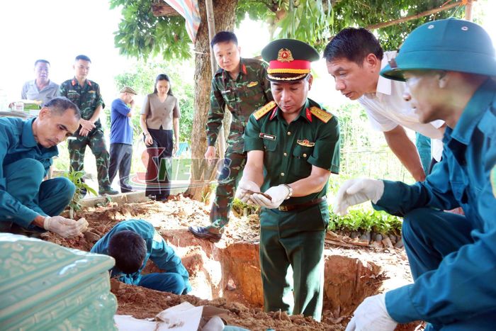 Các lực lượng tìm kiếm hài cốt và di vật.