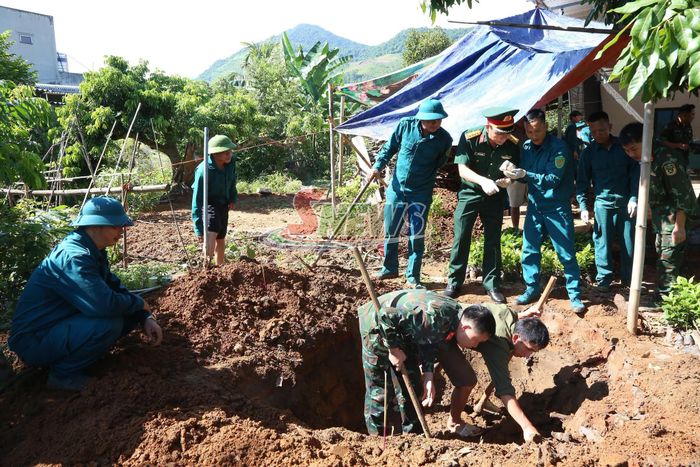 Các lực lượng tham gia khai quật phần mộ liệt sĩ tại bản Cang Kiểng, xã Chiềng Khoong.