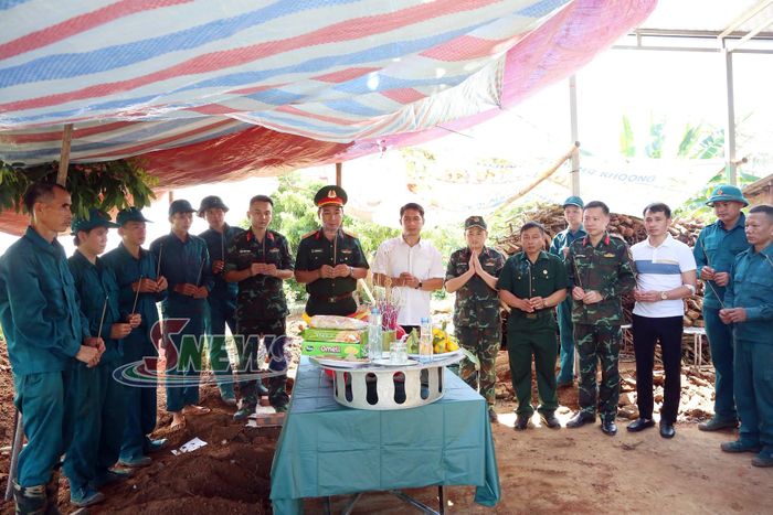 Lãnh đạo Bộ CHQS tỉnh, xã Chiềng Khoong thắp hương tưởng niệm Anh hùng liệt sĩ trước khi bàn giao về Nghĩa trang Liệt sĩ xã Sông Mã.