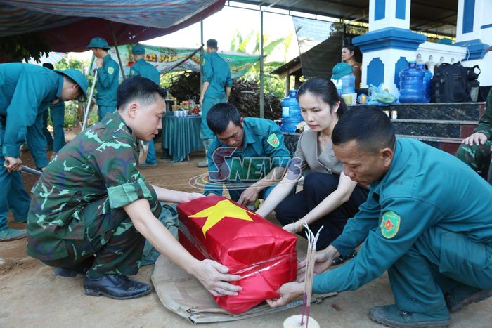 Các lực lượng hoàn tất việc cất bốc, đưa hài cốt liệt sĩ về bàn giao tại Nghĩa trang Liệt sĩ xã Sông Mã.