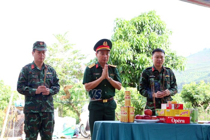 Đồng chí Đại tá Đậu Thanh Quang, Chính ủy Bộ chỉ huy quân sự tỉnh, Phó Trưởng ban Thường trực Ban chỉ đạo 515 tỉnh dâng hương trước khi tìm kiếm, quy tập.